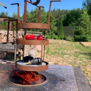 Терраса с печью и зоной для барбекю в усадьбе «Ля Блакiтных азёр» в Поставском районе