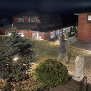 Усадьба Заозерье в ночное время