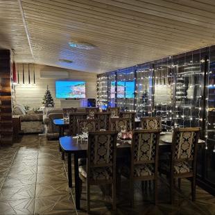 Каминный зал в Hygge Lakes & Forest Club