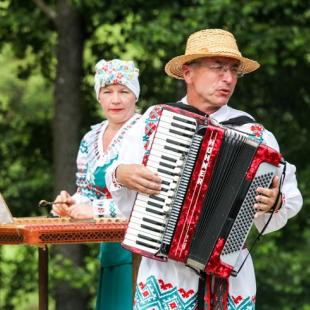 Фольклорный коллектив «Вязанка» развлекает гостей усадьбы «Красное»