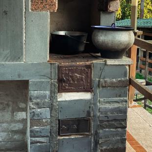 Терраса с печью и зоной для барбекю в усадьбе «Ля Блакiтных азёр» в Поставском районе