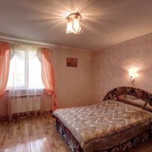 Спальня на 1 этаже коттеджа «Кузьмичи» в Мядельском районе