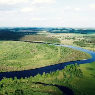 Территория усадьбы «Березинская мечта» у реки в Минской области