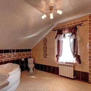 Ванная комната на этаже коттеджа «Кузьмичи» в Минской области