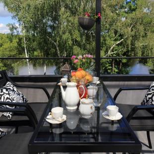 Завтрак на террасе с видом на Березину в загородном комплексе «Красное»