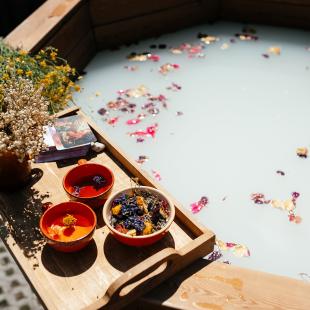 Баня на озере в загородном экопарке «Акварель»