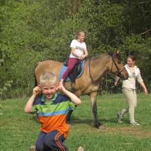 Катание на лошадях в усадьбе 'Заповедный остров'. Семейный отдых в Беларуси