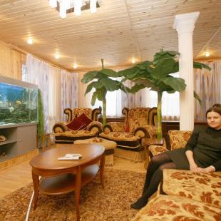 Коттедж на сутки "Вип-тур" для отдыха в Беларуси в усадьбе "Абузерье". Каминный зал с аквариумом