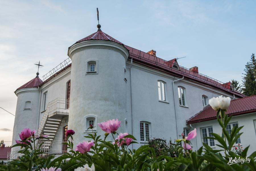 Дом-крепость в Гайтюнишках - общий вид здания  